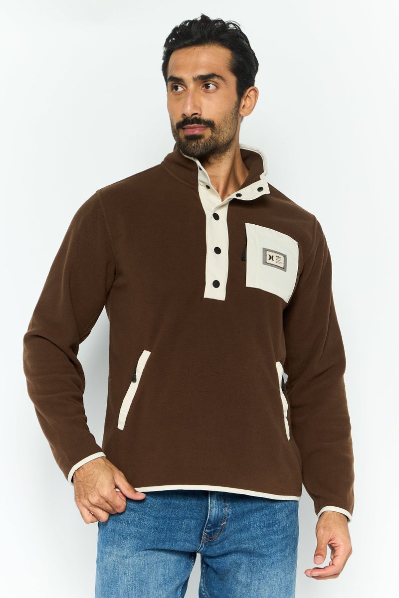 Hurley سويت شيرت للرجال بياقة مزيفة بشعار العلامة التجارية، بني - Image 1