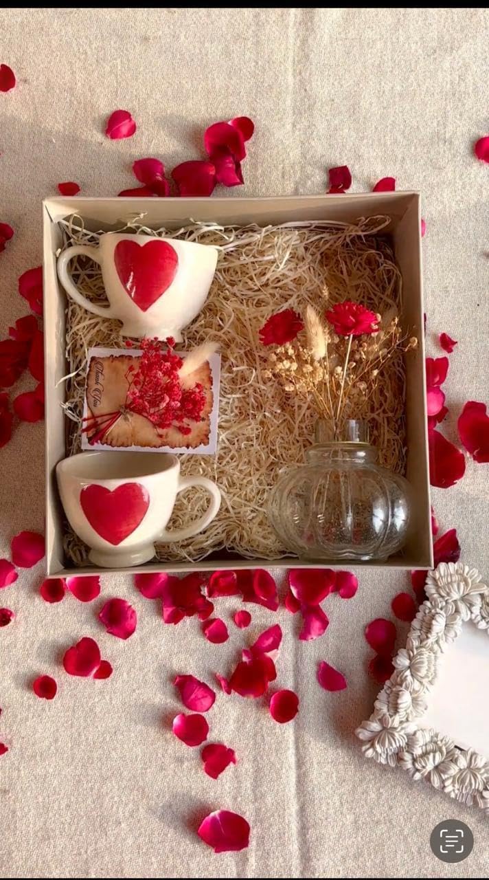 Arte Casa Arte Casa Heartfelt Blossom Gift Box | Elegant Gift Box Contains 2 Heartbeat Mug Mini Glass vase, Dried Flower Bunch & Card | Gift Box Perfect for Birthday, Anniversary & Special Occasions (White) - Image 1