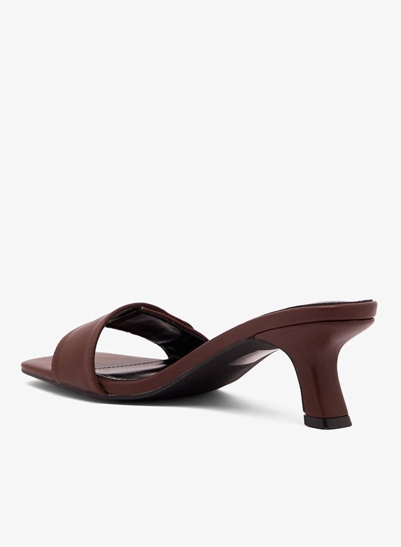 ريد صنادل بكعب مزينة بالذهب - Image 3