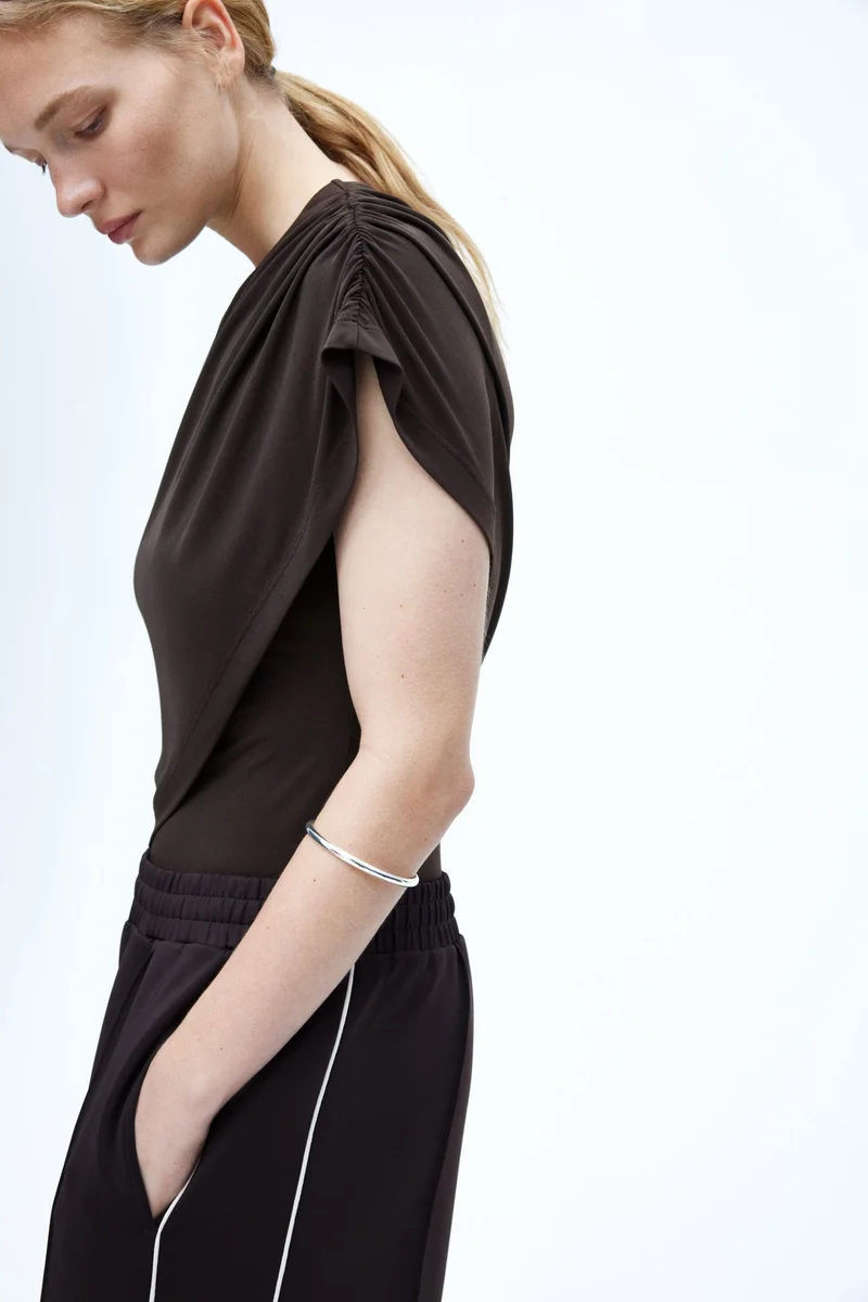 اتش اند ام بلوزة منسدلة