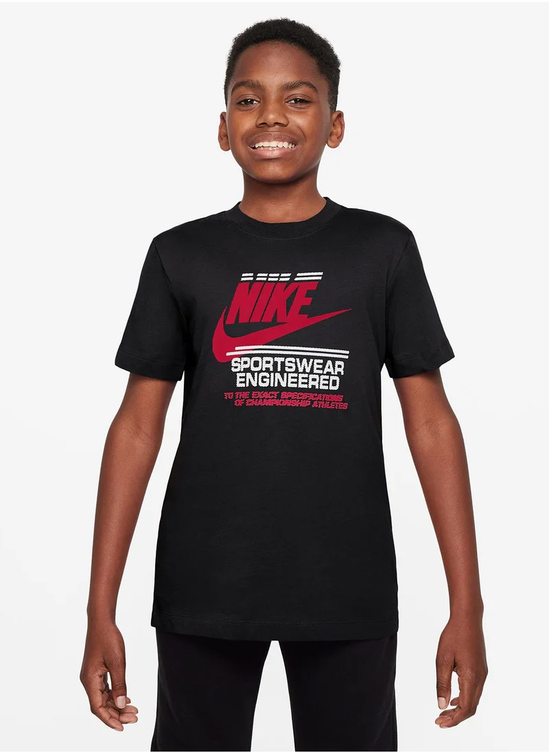 نايكي Nsw Brandmark Futura Logo T-Shirt