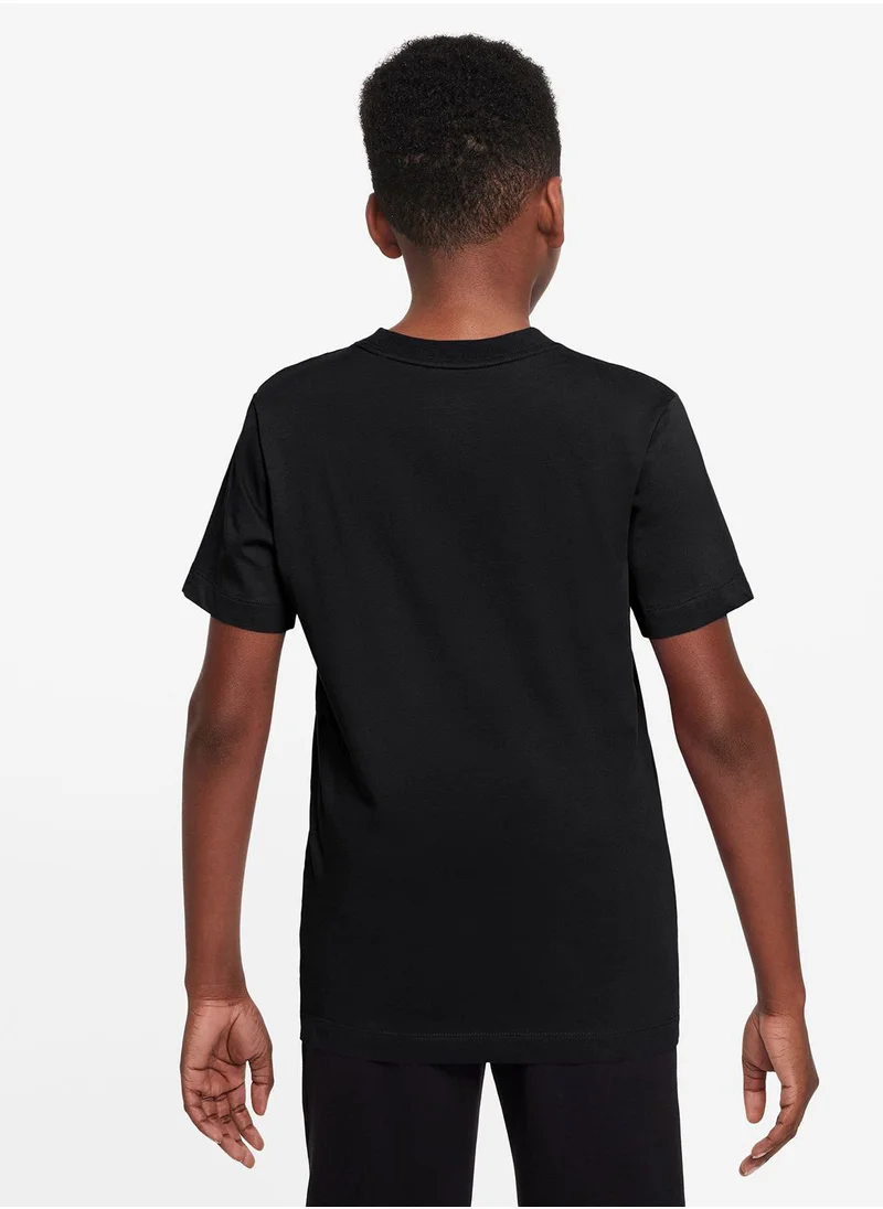 نايكي Nsw Brandmark Futura Logo T-Shirt