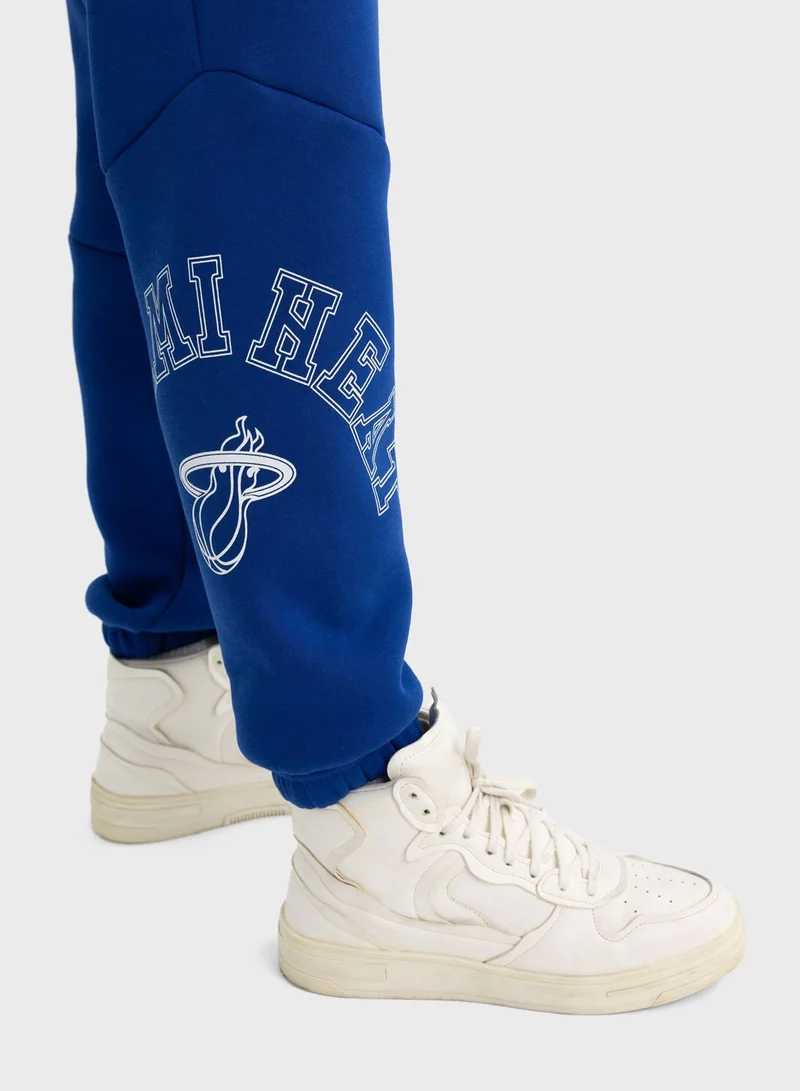 ديفاكتو هودى بأساور ومزين برسومات