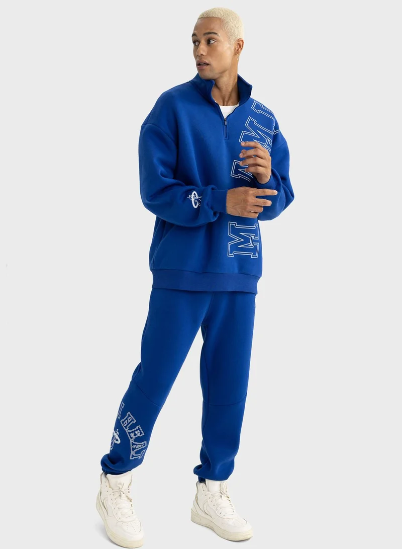 ديفاكتو هودى بأساور ومزين برسومات