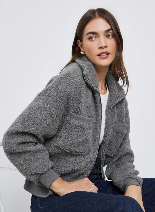 ستايلي جاكيت بومبر بتفاصيل فرو صناعي