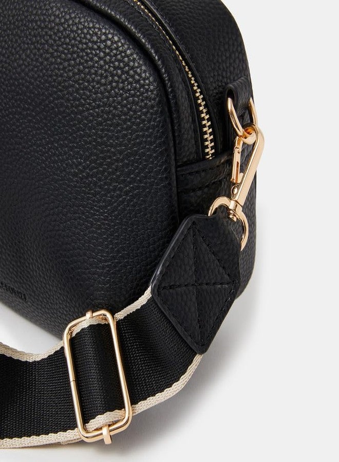 أكسيسورايز حقيبة كتف نسائية من أكسسورايز لندن بحزام أسود منسوج | حقيبة كروس أنيقة من الجلد الصناعي | حقيبة يد متعددة الجيوب بحزام قابل للتعديل - Image 4