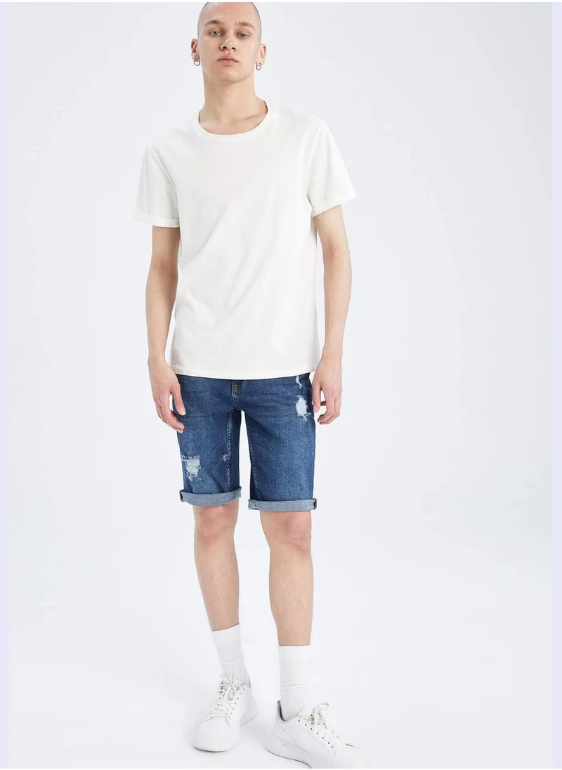 ديفاكتو Slim Fit Distressed Jean Short