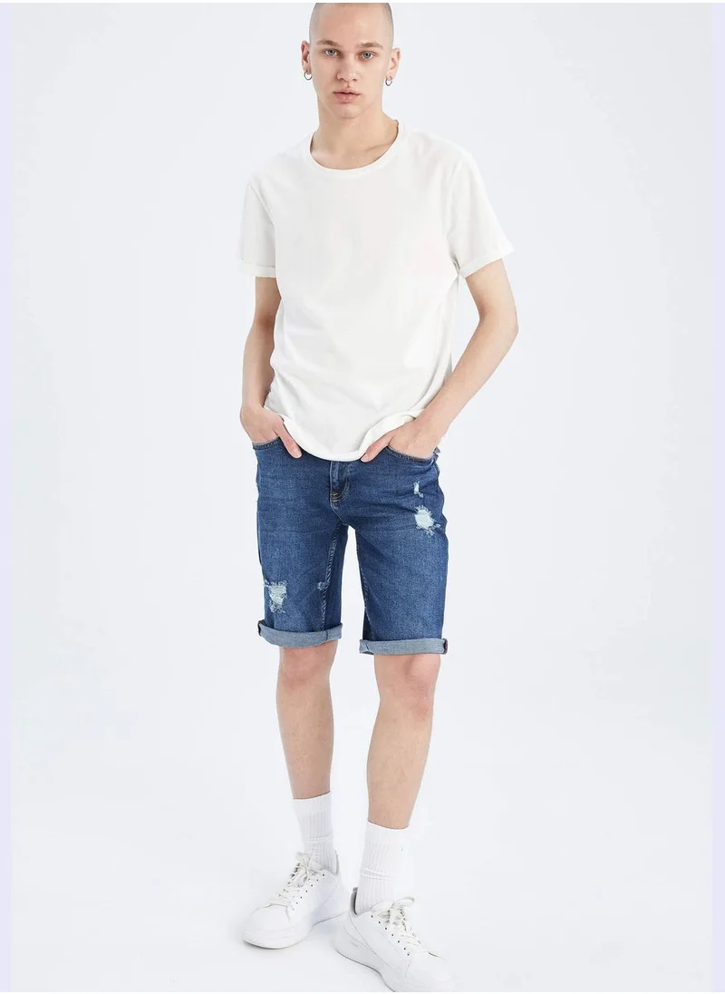 ديفاكتو Slim Fit Distressed Jean Short