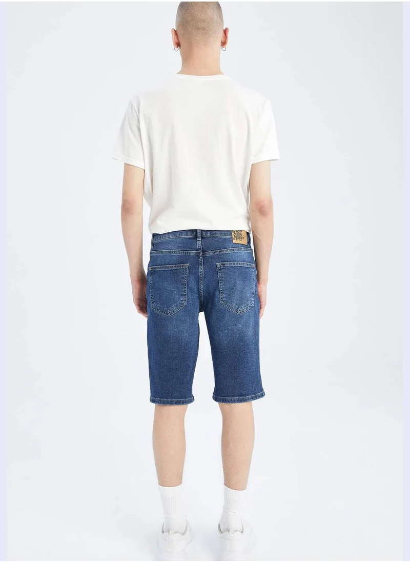 ديفاكتو Slim Fit Distressed Jean Short