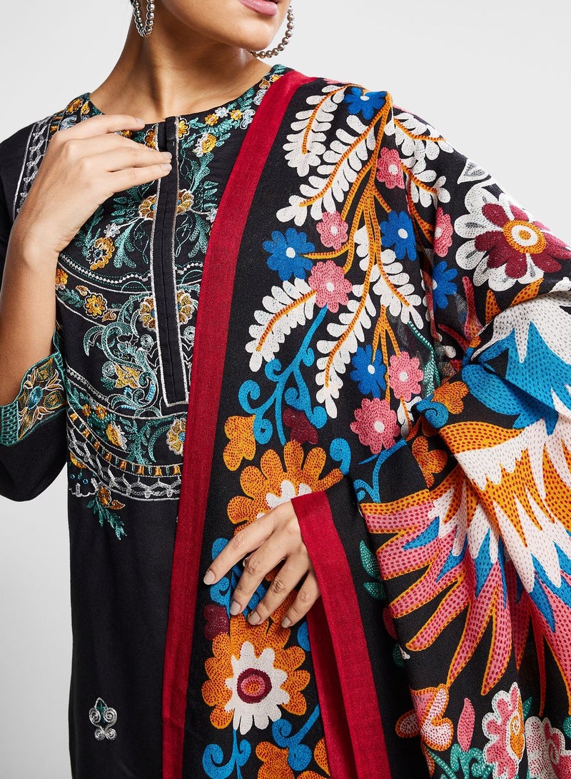 نيشات لينين طقم ( كورتي مزين بتطريز وبنطال)  - Image 5