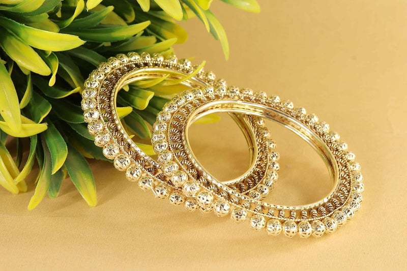 Lavazza طقم أساور معدنية ذهبية للنساء والفتيات مزينة بكريات ذهبية بتصميم تقليدي | تشودا كادا راجوادى الفاخرة | أساور عصرية للفتيات لحفلات الزفاف، الحفلات، المناسبات - مجموعة من 2 - Image 5