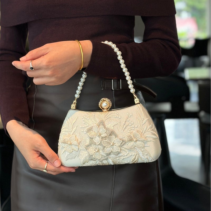 Women's Retro Embroidered Handbag - Image 1