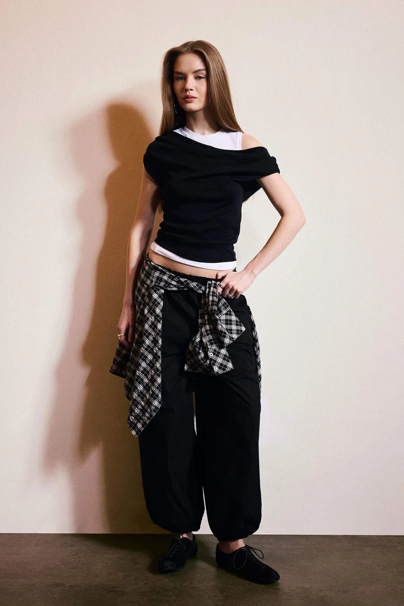ديفاكتو Balloon Fit Double Pocket Poplin Trousers
