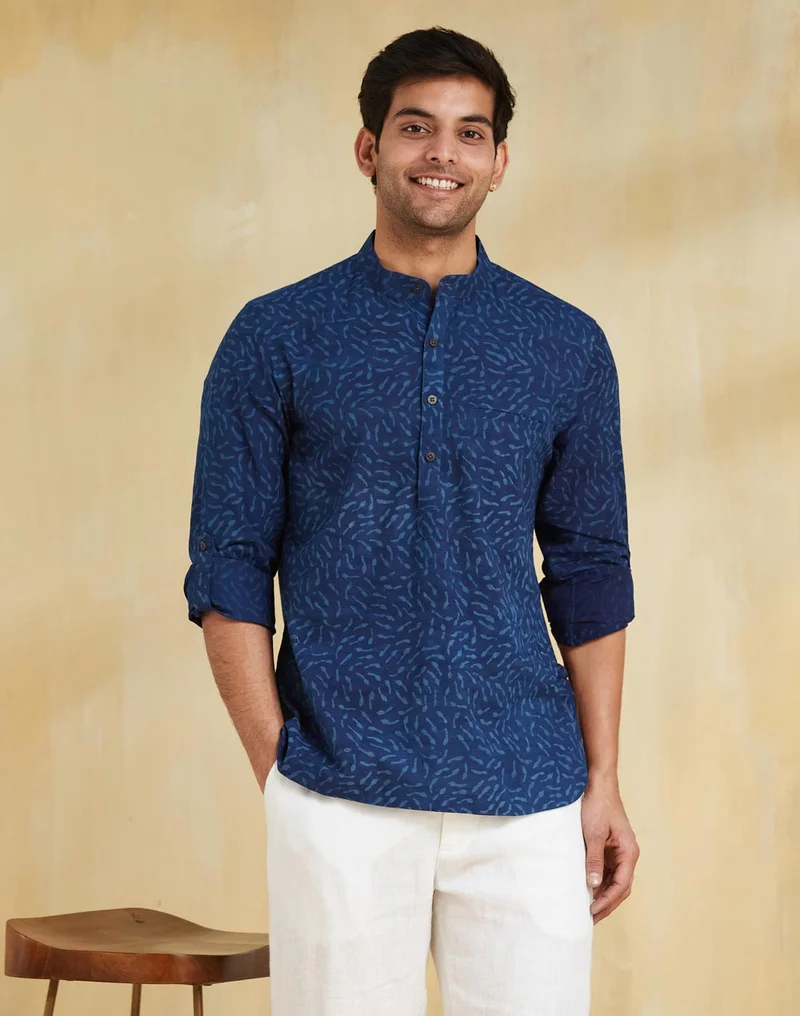 فاب انديا قميص أزرق قطني بطبعة دابو بقصة ضيقة وفتحة متوسطة