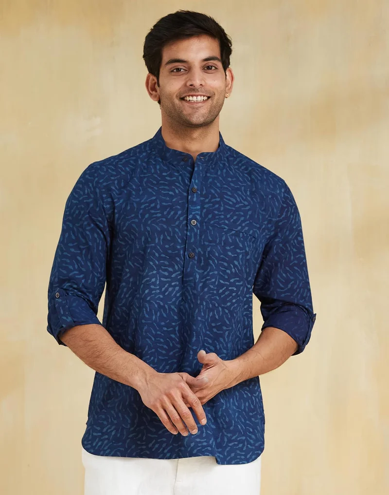 فاب انديا قميص أزرق قطني بطبعة دابو بقصة ضيقة وفتحة متوسطة