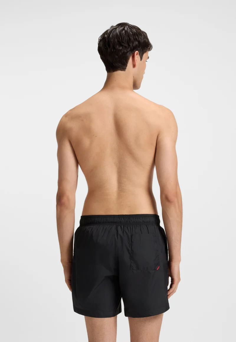 هوجو شورت سباحة مبطن بالكامل بشعار متباين