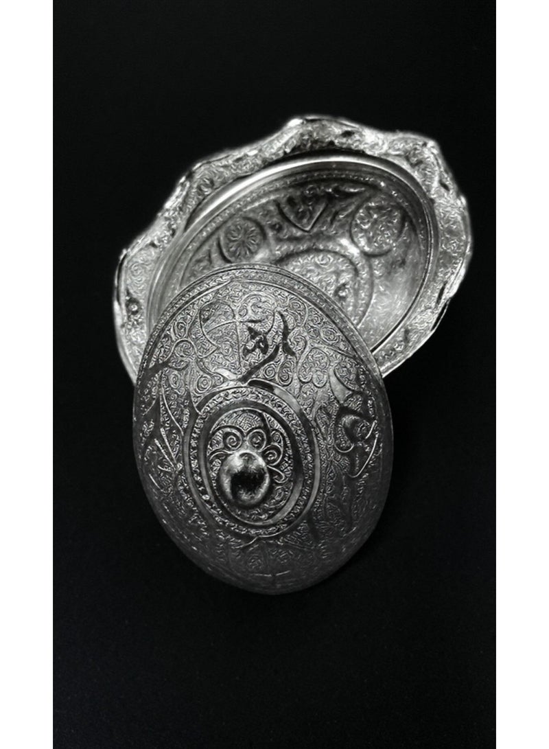 صحن تقديم تمر مع غطاءبتصميم عصري وأنيق ستانلس فضي - Image 1