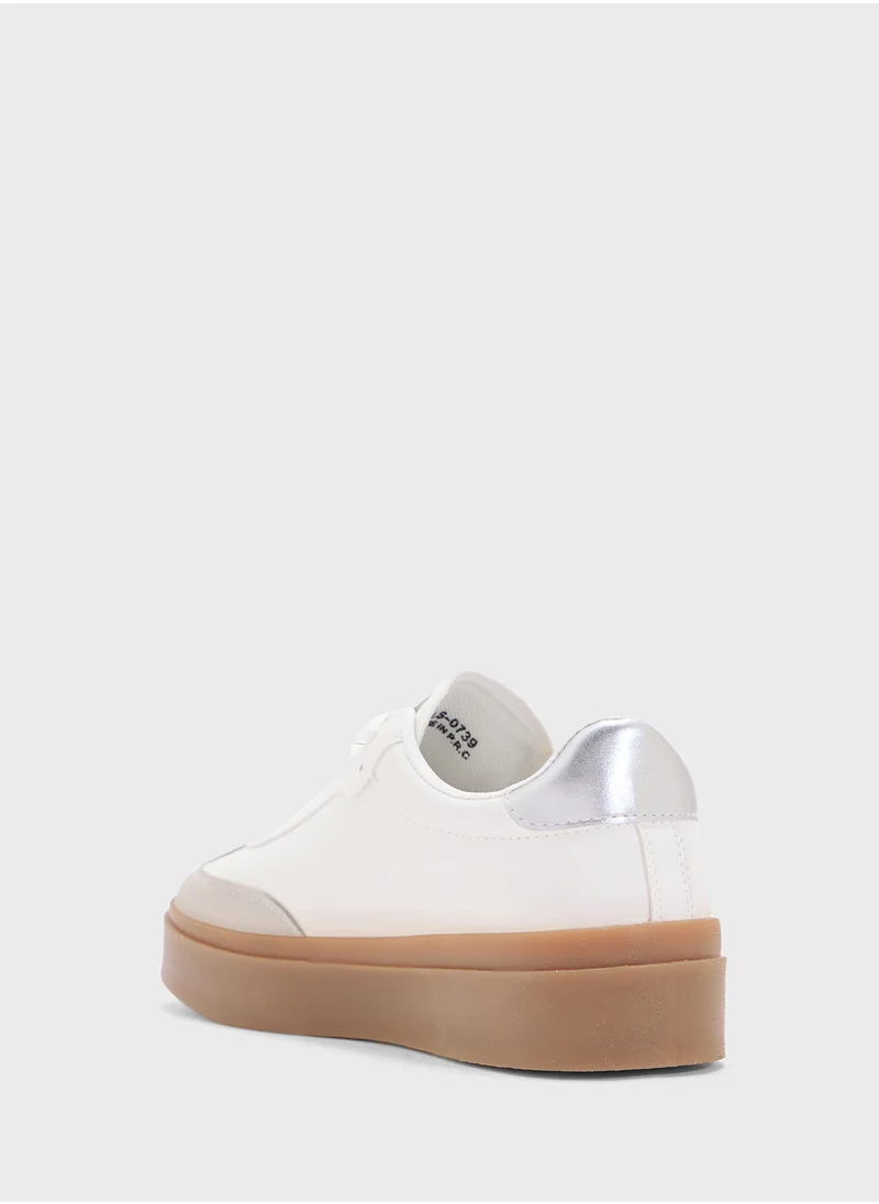 كلاوس Striped Sneaker