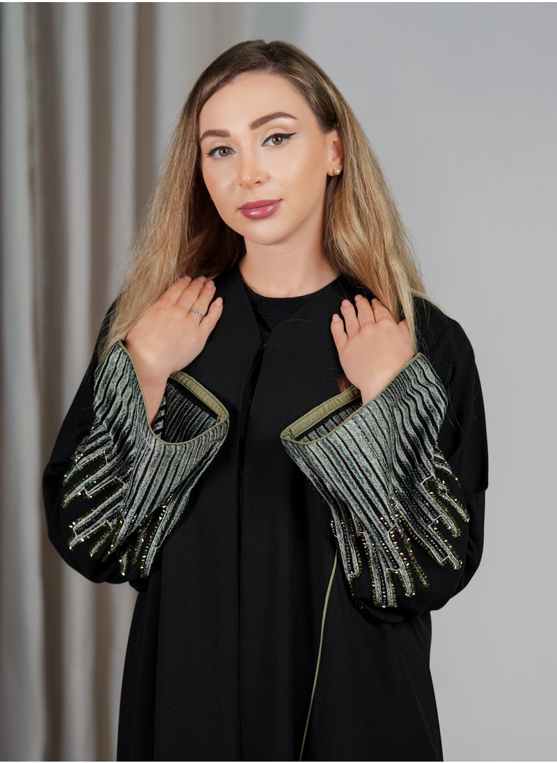 نور زارا - عباية سوداء أنيقة بأكمام ووشاح مزخرف - Image 1