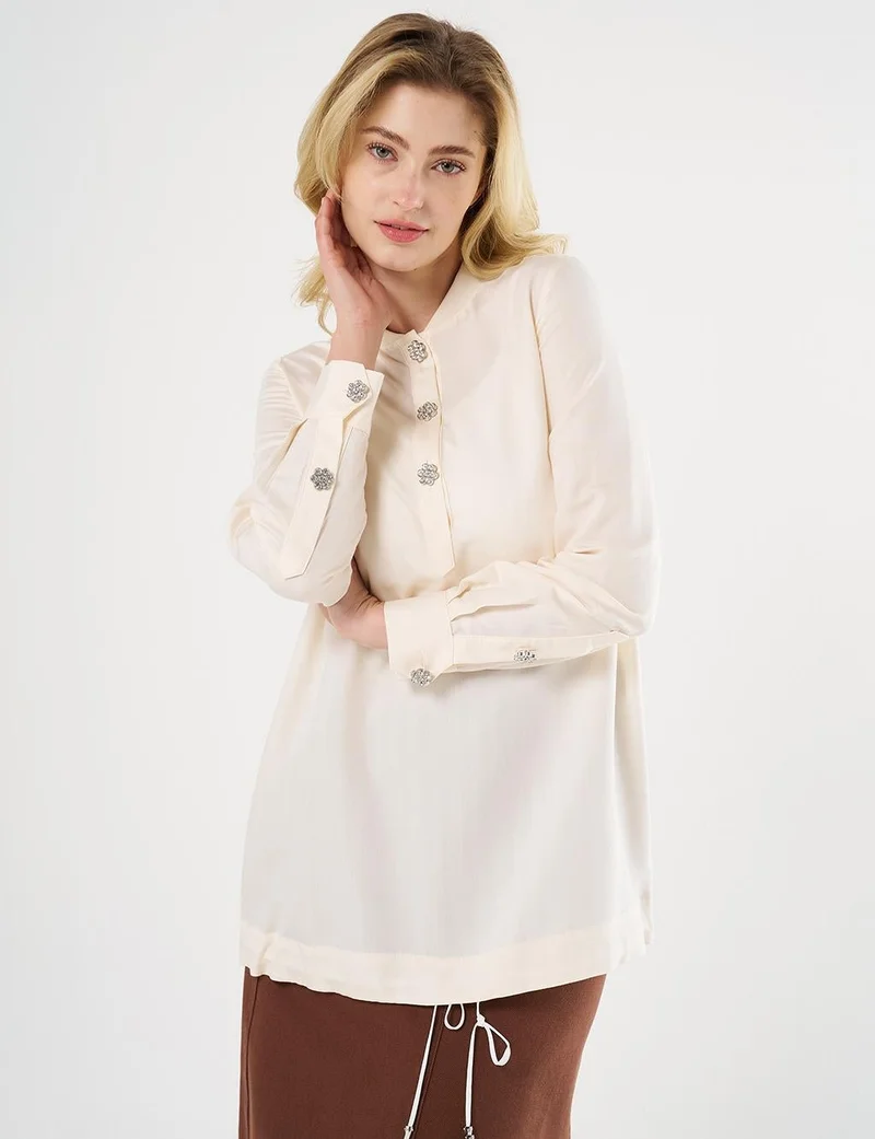 كايرا تونيك بياقة كلية بأزرار لامعة لون إكرو