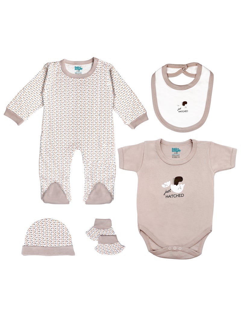 بابيز_بيسك بيبيز بيسك مجموعة هدايا مكونة من 5 قطع قطنية 100٪ للجنسين تشمل السالوبيت ، والرمبر ، والقفازات ، والقبعة ، والبيجامة/البذلة. - Image 1