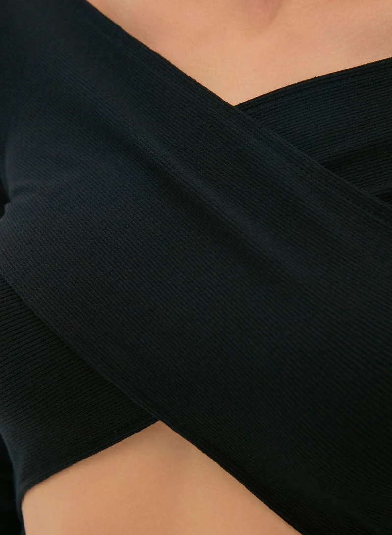 ترينديول بلوزة محبوكة بتفاصيل مقصوصة