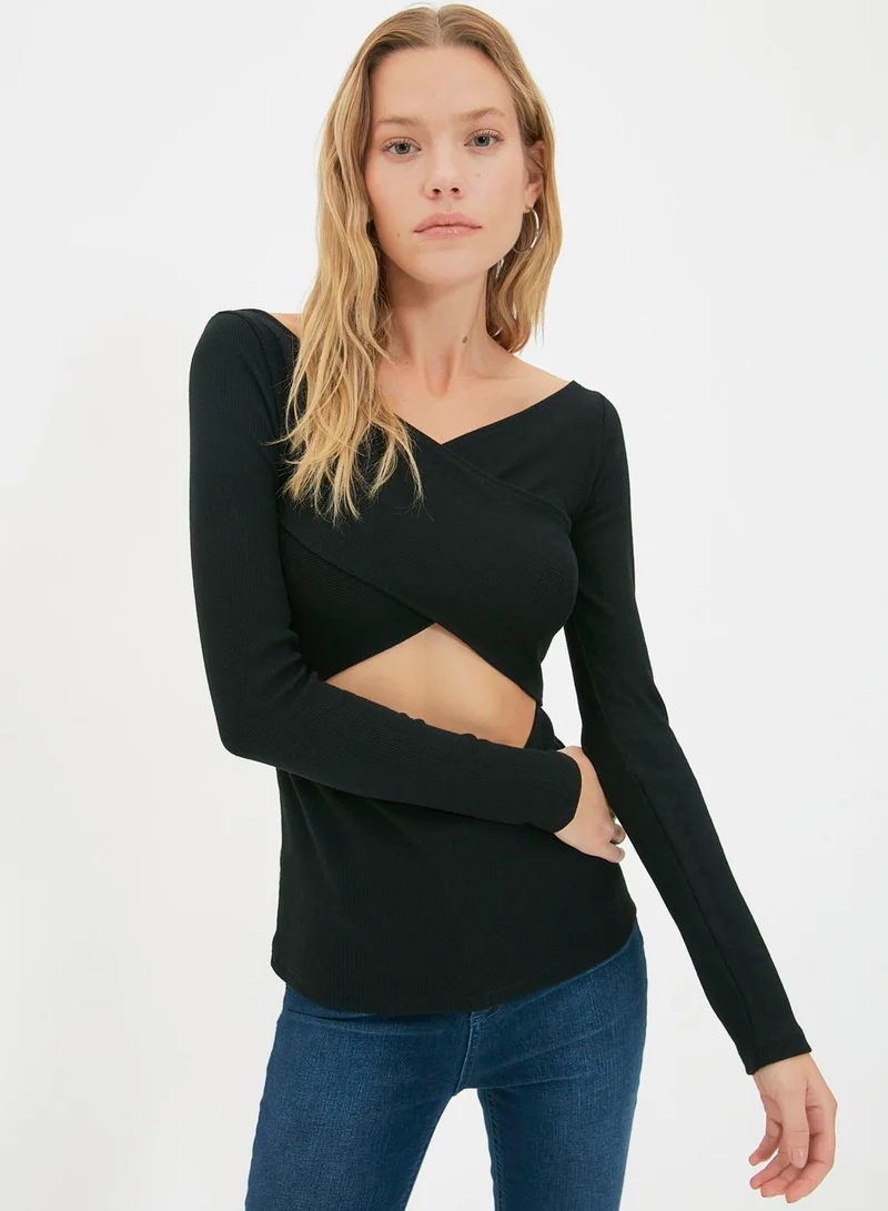 ترينديول بلوزة محبوكة بتفاصيل مقصوصة