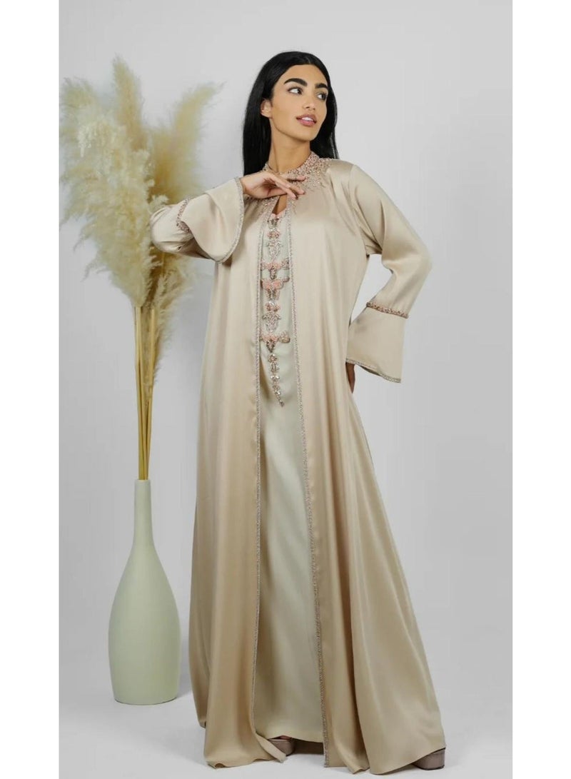 طقم عباية بيج مطرزة مفتوحة من الأمام مع فستان داخلي - Image 4