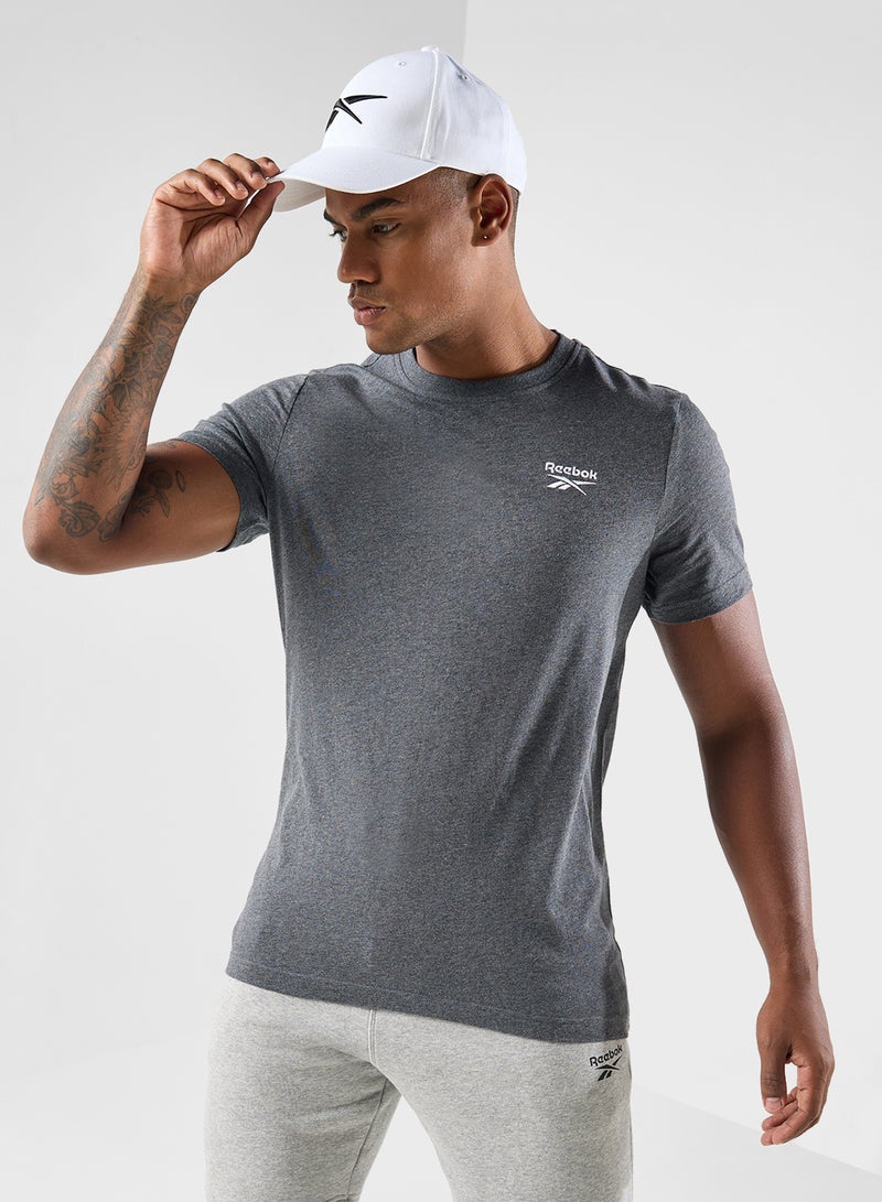 Reebok تي شيرت بشعار صغير من إيدنتيتي - Image 1