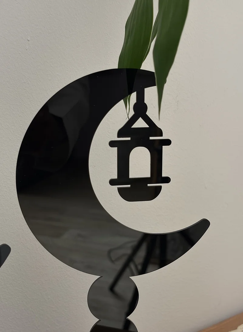 لوحة مجموعة من قطعتين ستاند ديكور من الأكريليك على شكل هلال يحمل فانوس رمضان