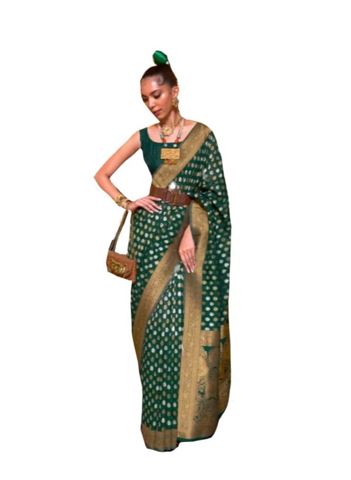 Grab Mantra ساري أخضر من الحرير الناعم بتصميم نسج ذهبي وحواف بالإضافة إلى بلوزة غير مخيطة  - Image 1