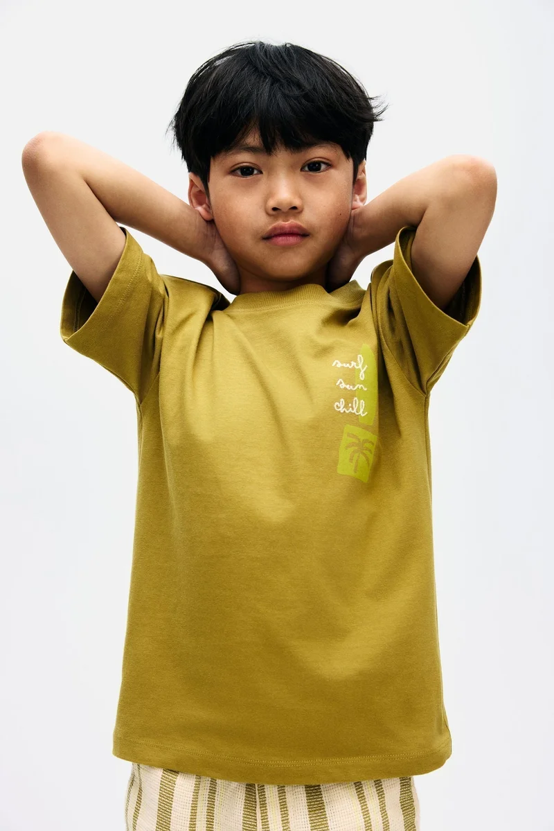 اتش اند ام تي-شيرت بقصة واسعة مزين بطبعة