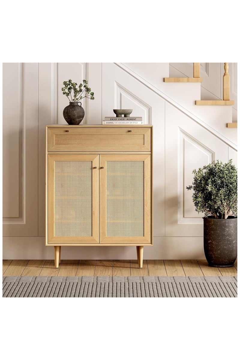 شوغوري خزانة أحذية من الروطان مع درج وأبواب، منظم تخزين أحذية كبير قائم بذاته مع رف قابل للتعديل وجهاز مانع للانقلاب رف أحذية عصري على طراز المزرعة مع 4 طبقات من خشب البلوط الطبيعي - Image 1