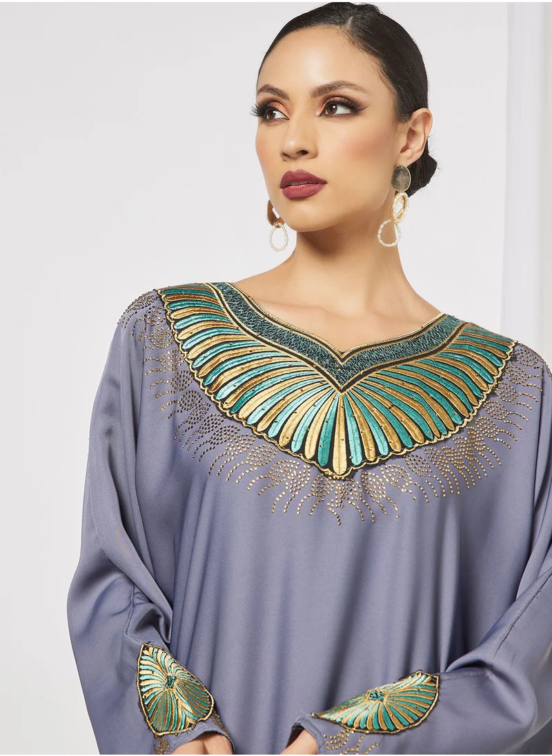حياة عباية مزينة بفراشات بتصميم متباين