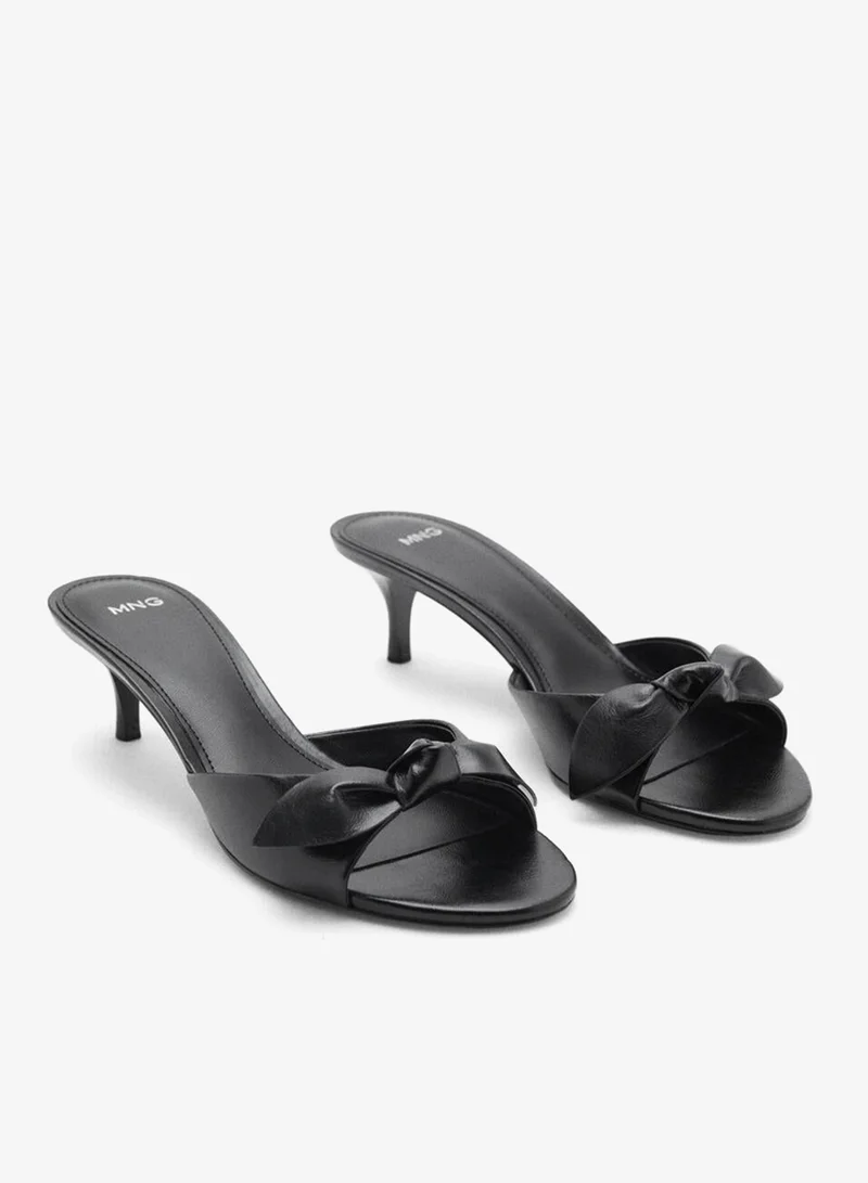 مانجو صنادل بكعب فيونكة