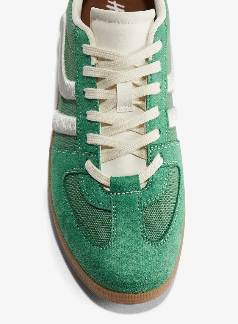 اتش اند ام حذاء رياضي