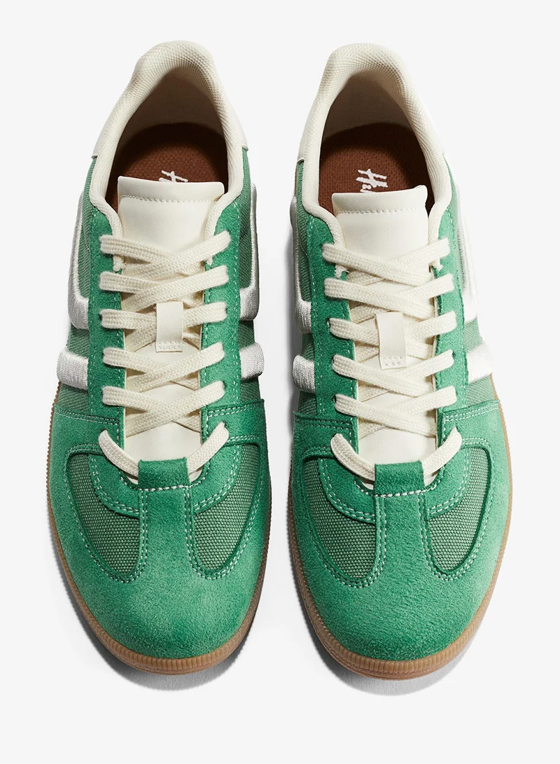 اتش اند ام حذاء رياضي