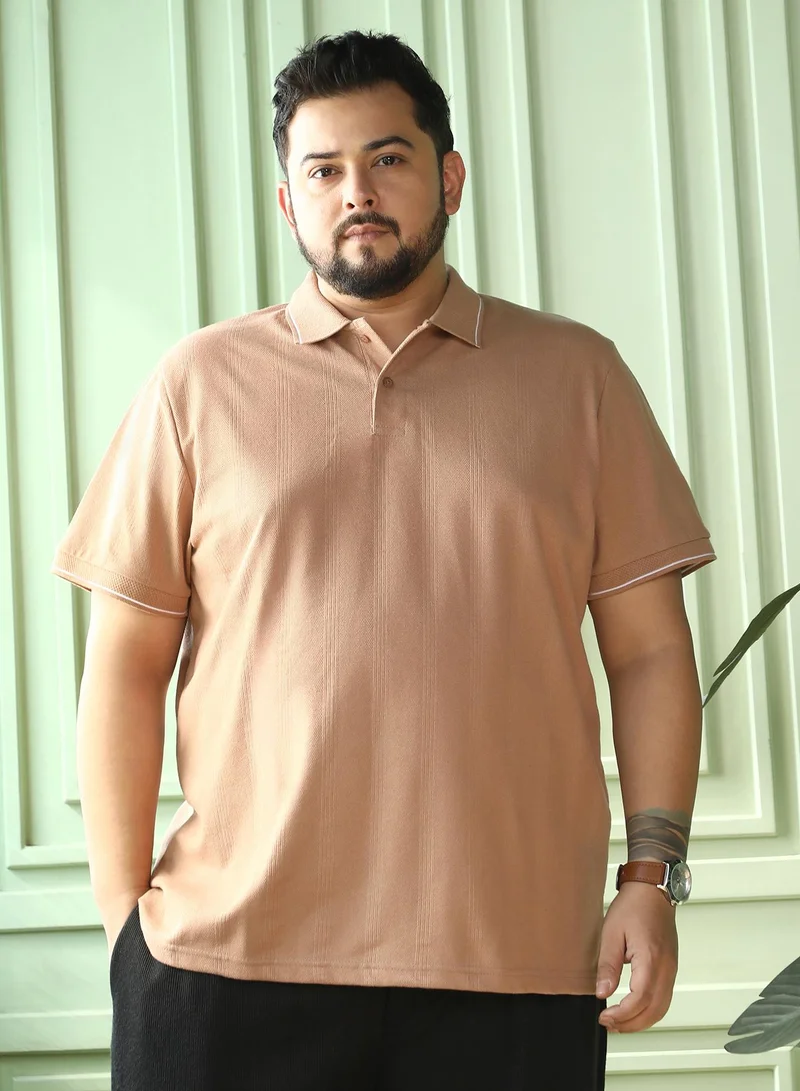 انستافاب بلس تيشيرت بولو رجالي مبطن محبوك بياقة بولو وأكمام قصيرة، بفتحة أزرار نصفية وحافة مستقيمة، من قماش جاكار محبوك سادة للمقاسات الكبيرة والاستخدام اليومي الكاجوال، باللون البني