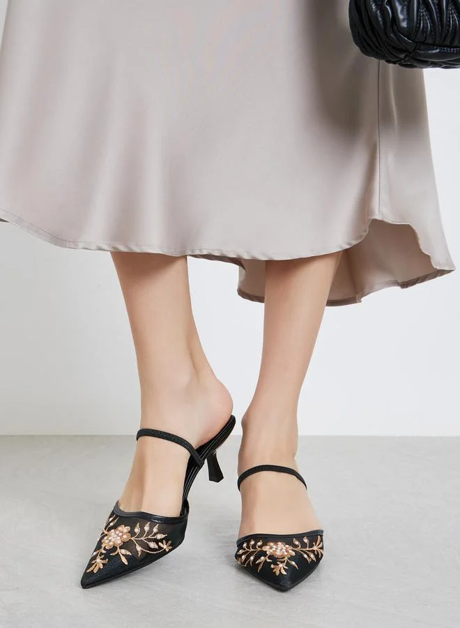 ستايلي حذاء ميولز بمقدمة مدببة وتفاصيل مُطرّزة