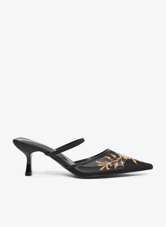 ستايلي حذاء ميولز بمقدمة مدببة وتفاصيل مُطرّزة