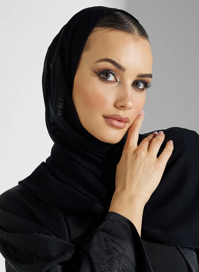 هيا كلوزيت عباية سوداء بأكمام كاب