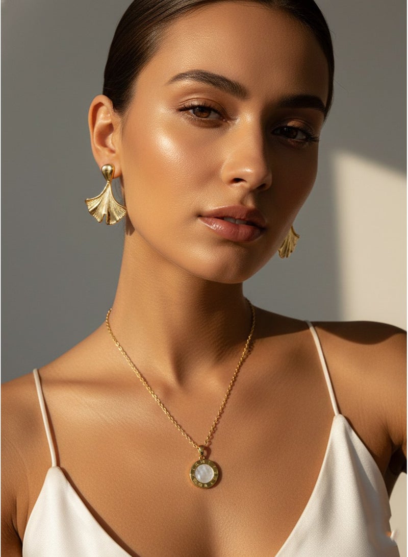 جوليا ستور قلادة أنيقة وفاخرة مطلية بالذهب عيار 18 قيراطًا، مصنوعة من الفولاذ المقاوم للصدأ، بتصميم رومانسي رقيق وعصري، مزينة بأرقام رومانية عتيقة، هدية مثالية للنساء. - Image 4