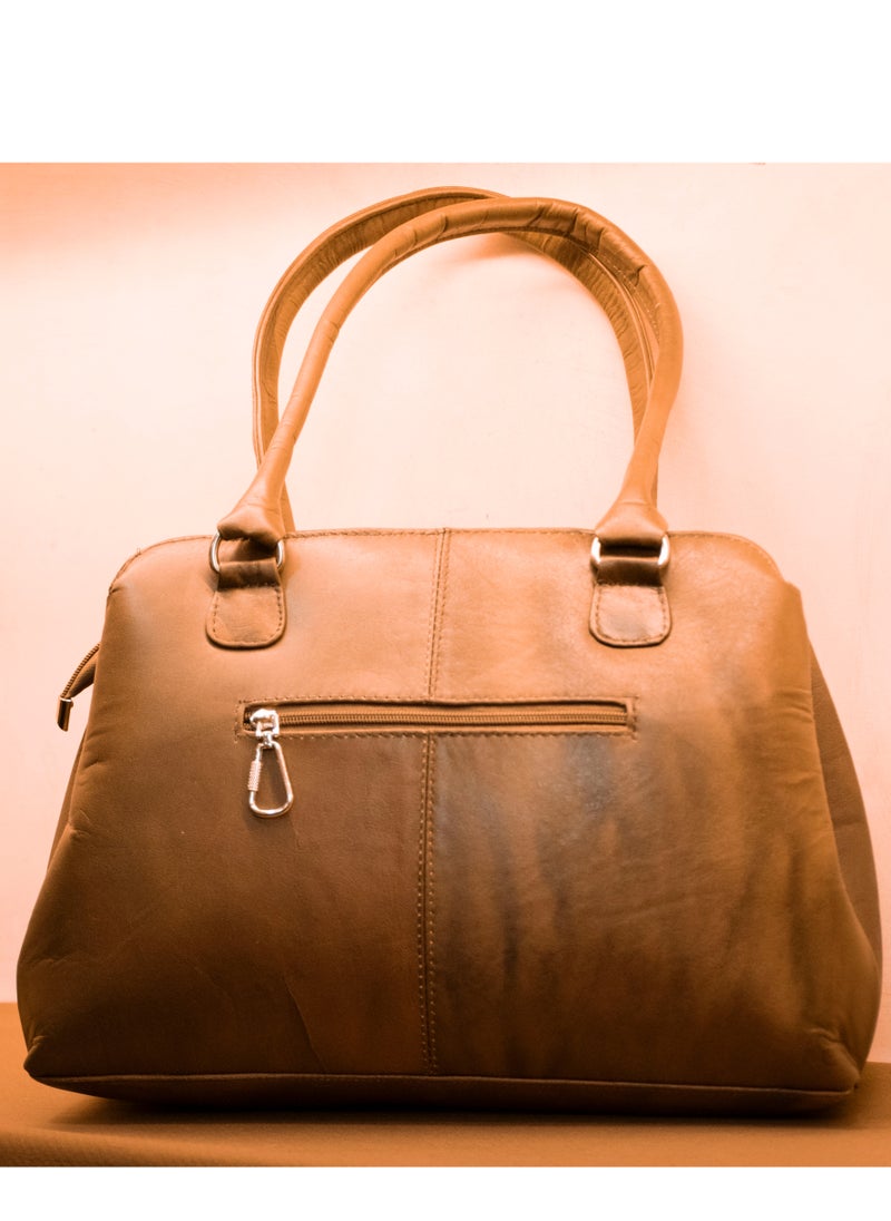 📌 شنطة جلد طبيعي هافان – للناس اللي بتحب العملية والأناقة 👜 المقاس: 30×25×10 سم – شنطة كبيرة تشيل كل حاجتك 🟤 اللون: هافان شيك يليق على كل لبسك 🧵 الخامة: جلد طبيعي 100% بتقفيل يدوي بجودة عالية 🔐 2 سوستة خارجية + 3 جيوب داخلية + سوستة سحرية بتنظم كل محتوياتك  ✔️ عملية + ستايل + تقسيم ذكي ✔️ مناسبة للشغل، الجامعة، أو الخروجات ✔️ متوفرة من Holy of Holies Store – لأنك تستاهلي الأفضل  📦 متاحة دلوقتي والتوصيل لكل المحافظات