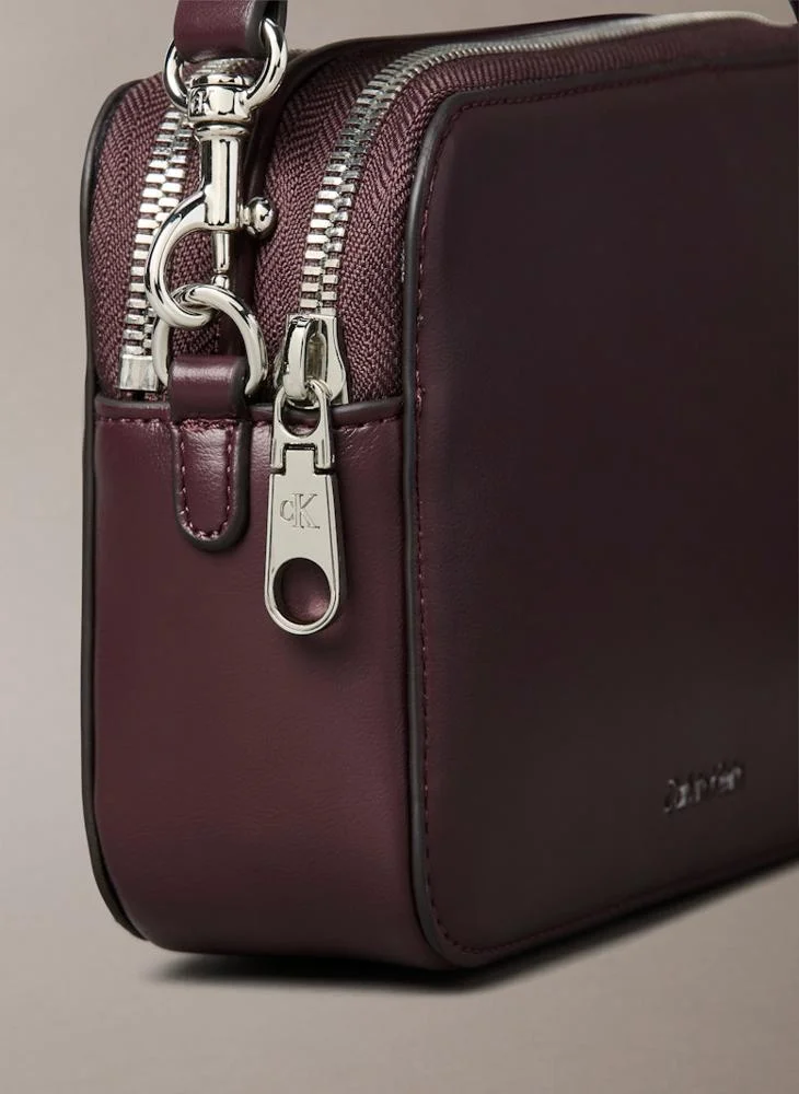كالفن كلاين حقيبة كاميرا بحزامين نسيجيين