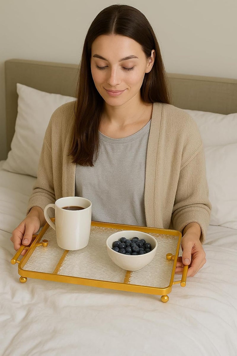 BS مجموعة صواني تقديم ذهبية مستطيلة من B&S – صواني أكريليك ومعدن مع مقابض للطعام والمشروبات والحلويات والشاي – صواني زخرفية أنيقة باللون الذهبي للمنزل أو الفندق أو المطعم أو البار أو الهدايا - Image 5