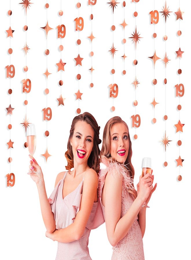 بينك بلوم زينة عيد الميلاد التاسع عشر باللون الذهبي الوردي، تتضمن الرقم 19، دائرة، نقاط، نجمة، شرائط، لافتة، خلفية، مثالية لحفلات عيد ميلاد الفتيات في التاسعة عشرة من العمر. مستلزمات حفلات عيد الميلاد التاسع عشر الرائعة. - Image 5