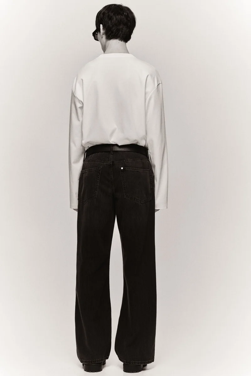 اتش اند ام جينز واسع بخصر منخفض وقصة مستقيمة الساق