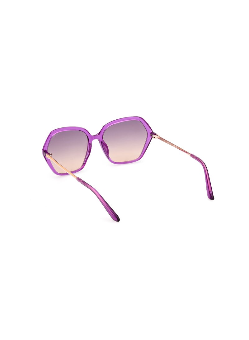 GUESS نظارة شمسية نسائية من البلاستيك بتصميم غير متماثل وعدسات عاكسة GU0013481Z55 - مقاس العدسة: 55 مم - بنفسجي لامع - Image 5