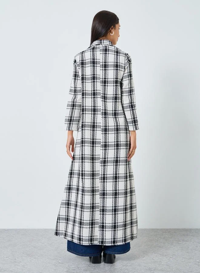 ستايلي عباية بياقة بليزر ونمط كاروهات