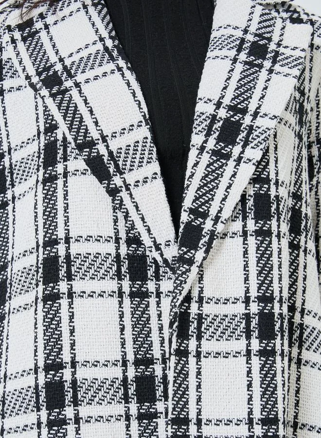 ستايلي عباية بياقة بليزر ونمط كاروهات